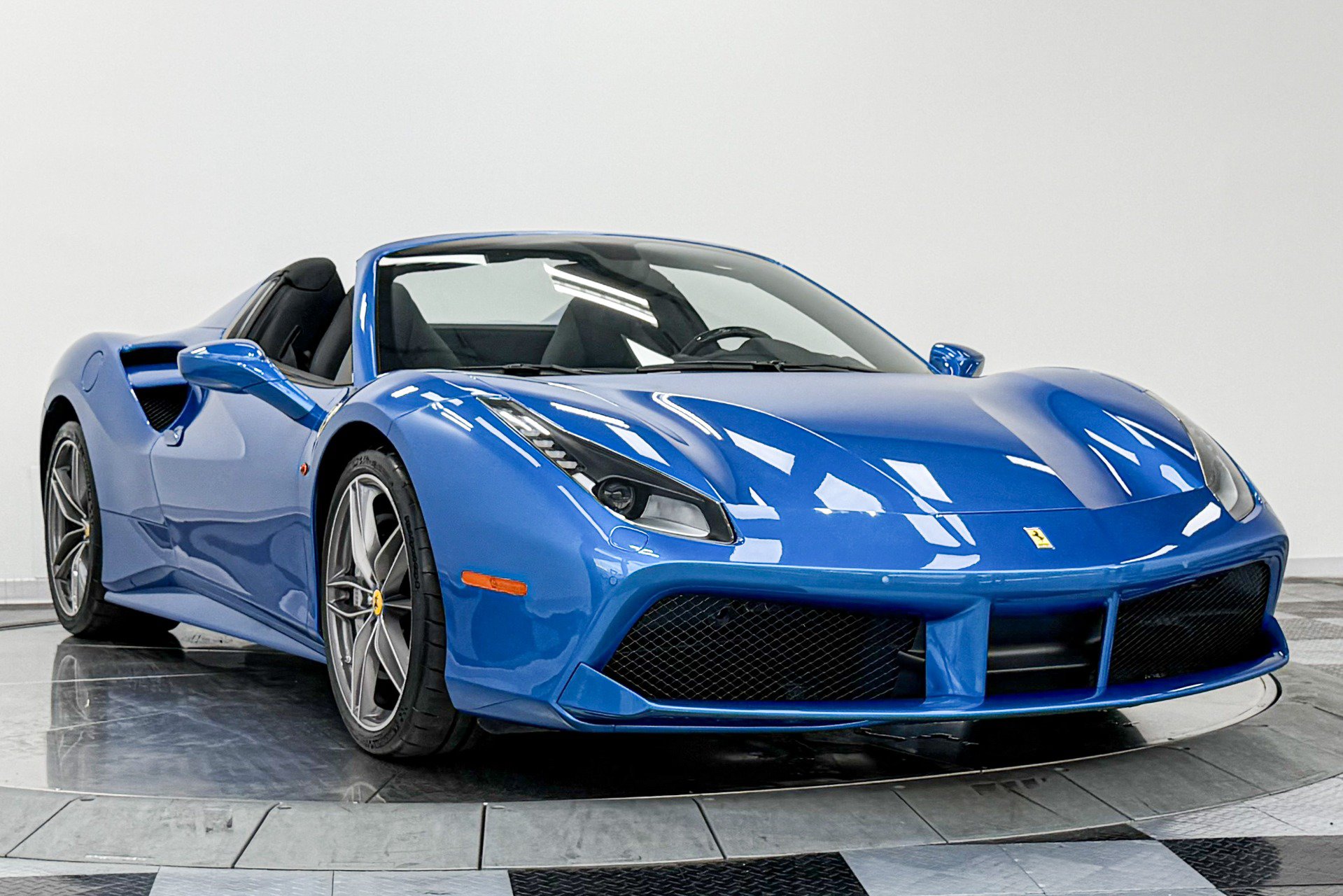 Used 2018 Ferrari 488 Spider RWD image 3