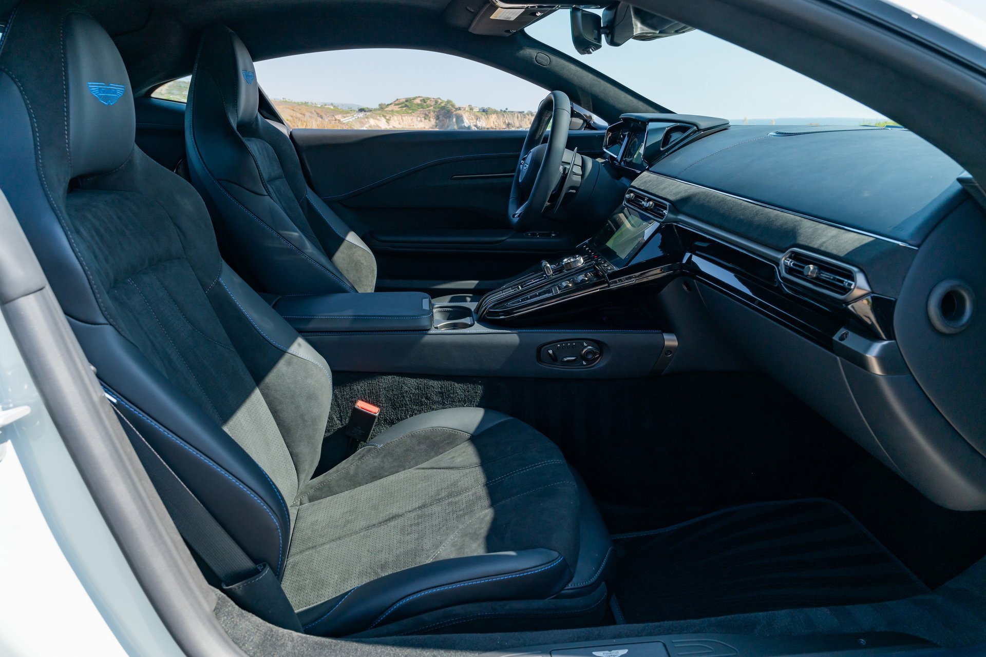 Used 2025 Aston Martin V8 Vantage Coupe image 16