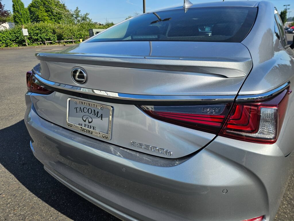 Used 2025 Lexus ES 300h w/ Premium Package FWD image 17