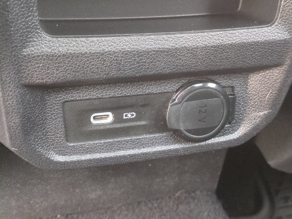 Used 2022 Volkswagen Tiguan SE w/ Panoramic Sunroof Package FWD image 18