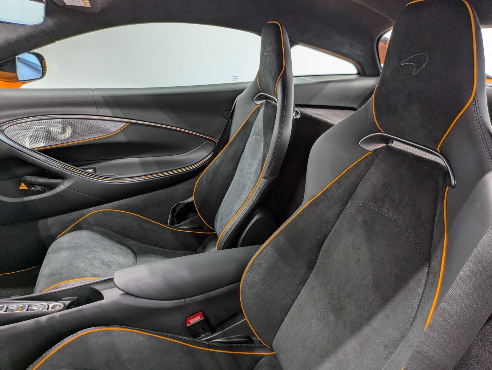 Used 2025 McLaren Artura image 10