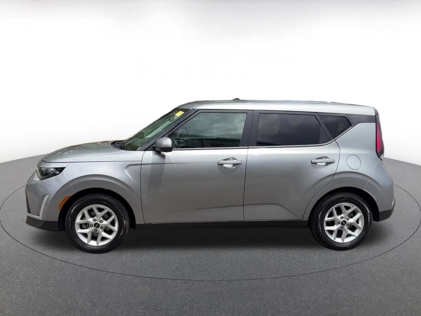 Used 2025 Kia Soul LX w/ LX Technology Package FWD image 8