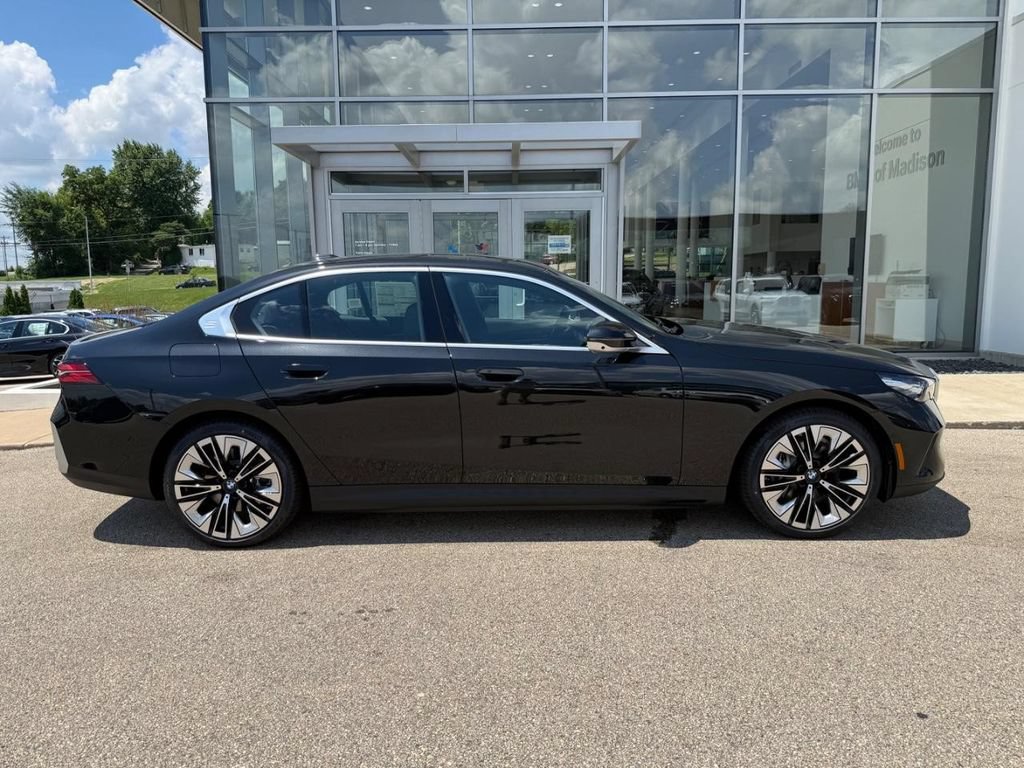 New 2027 BMW i5 xDrive40 AWD/4WD image 2