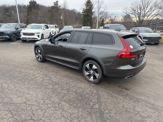 Used 2021 Volvo V60 T5 Cross Country w/ Protection Package image 4