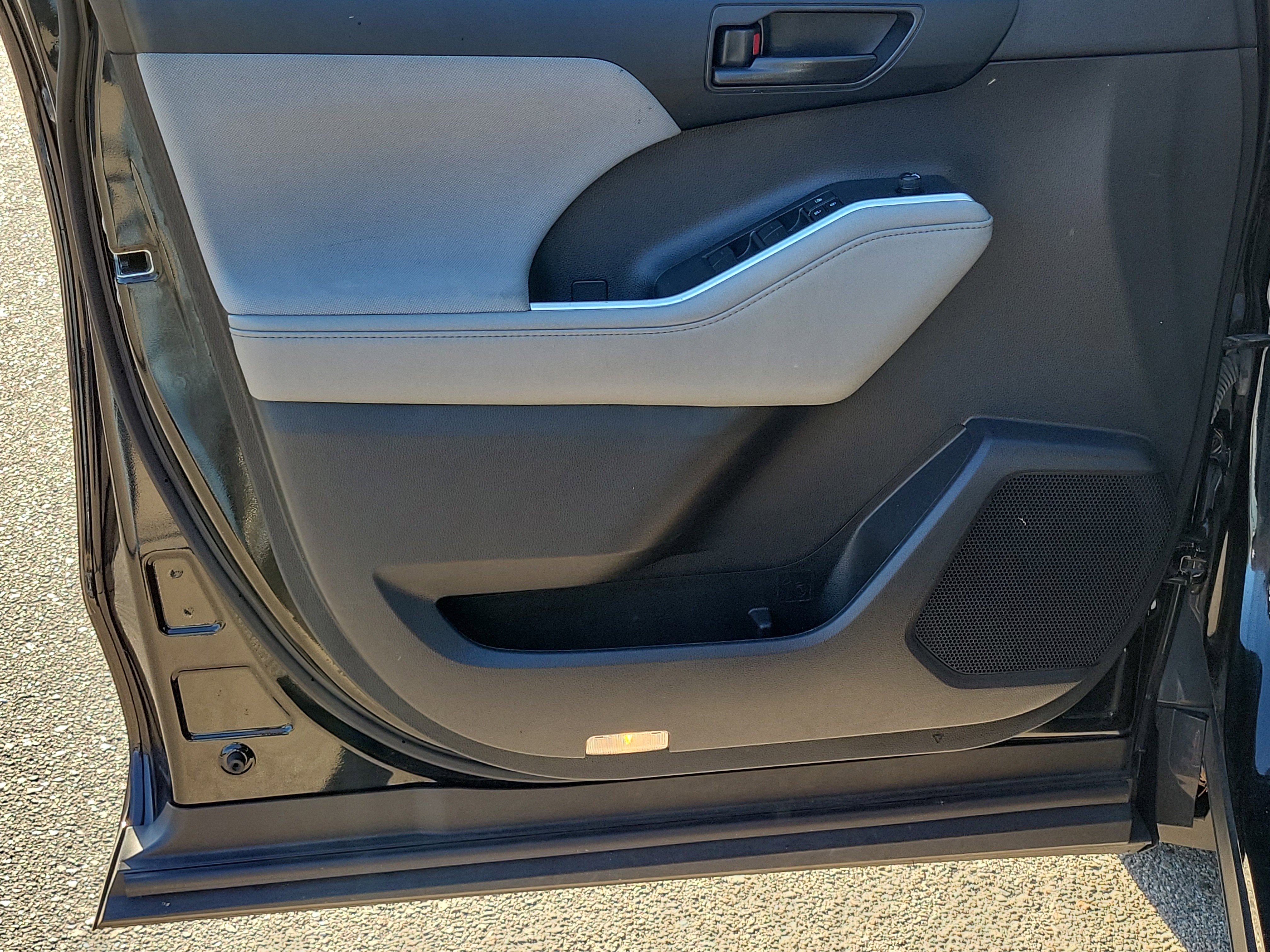 Used 2023 Toyota Highlander LE image 15