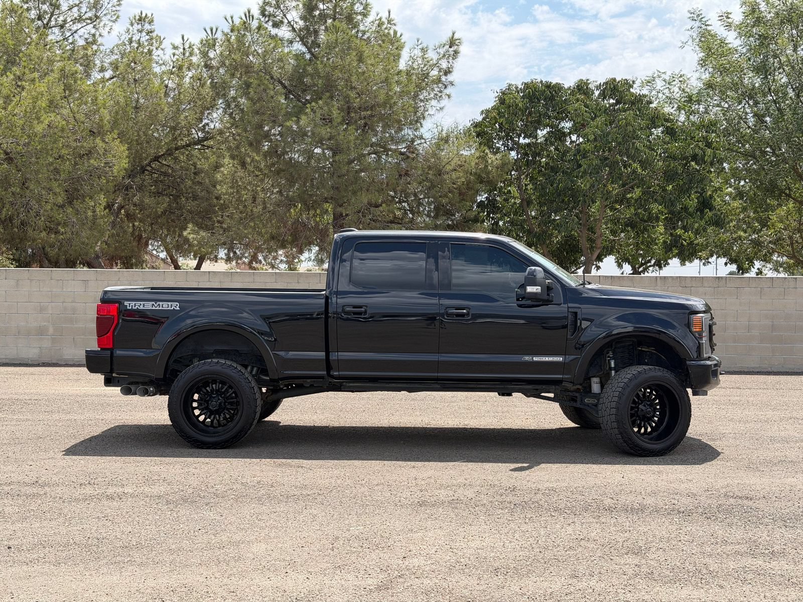 Used 2022 Ford F350 Lariat w/ Tremor Off-Road Package AWD/4WD image 2