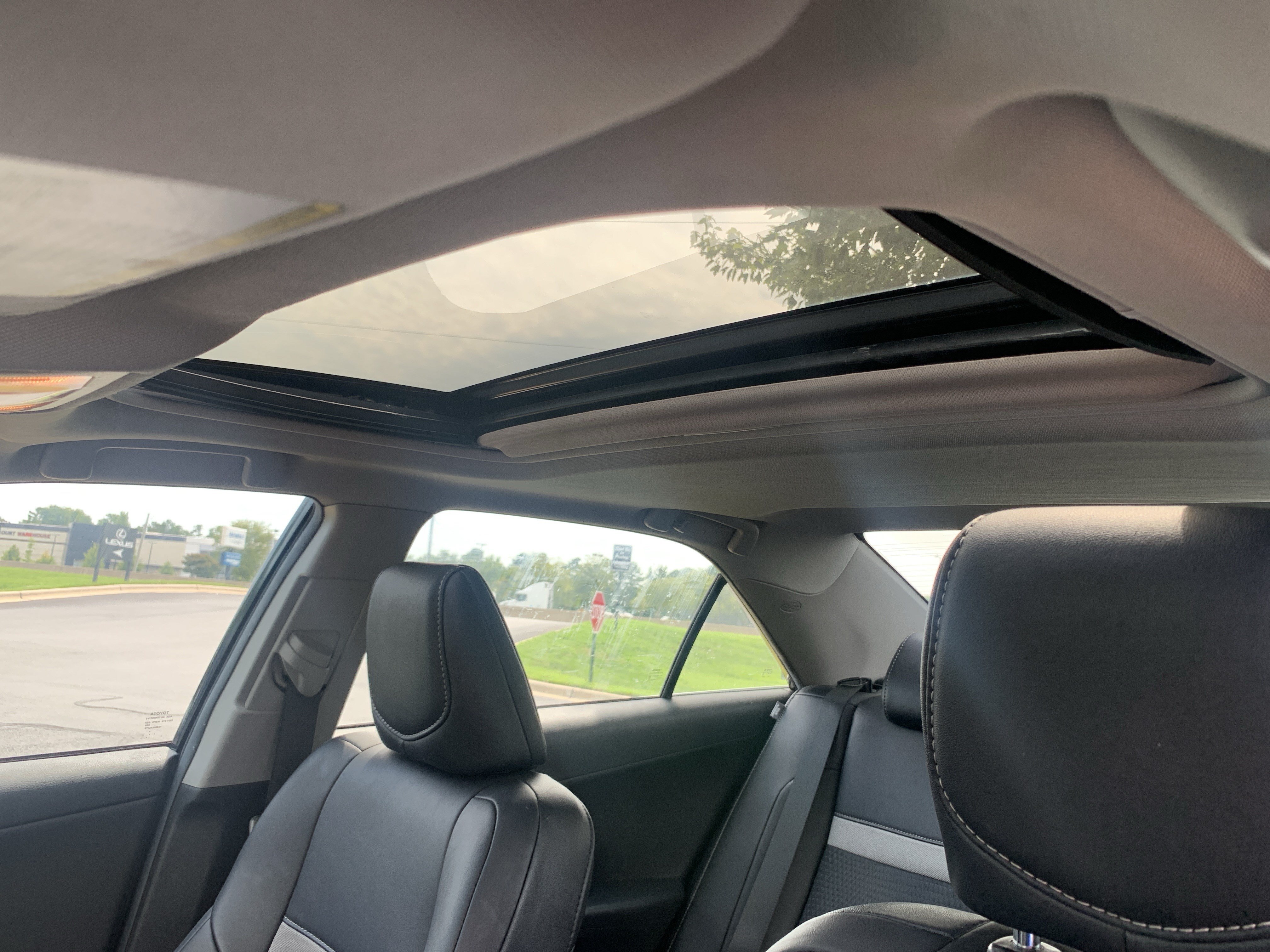 Used 2014 Toyota Camry SE w/ Moonroof Package FWD image 24