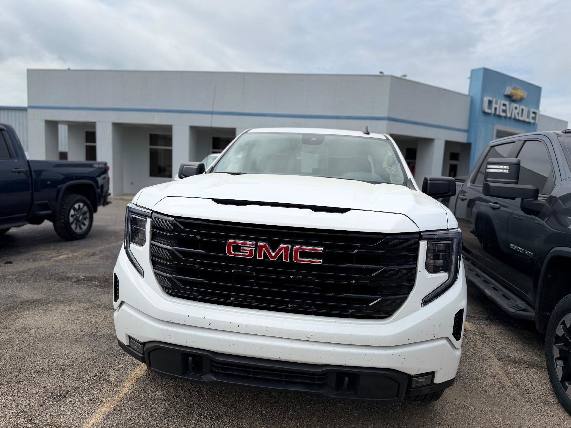Used 2025 GMC Sierra 1500 Elevation AWD/4WD image 7