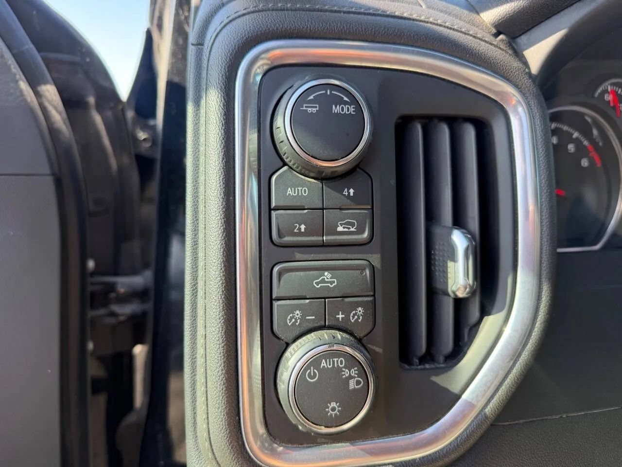 Used 2020 Chevrolet Silverado 1500 LT AWD/4WD image 26