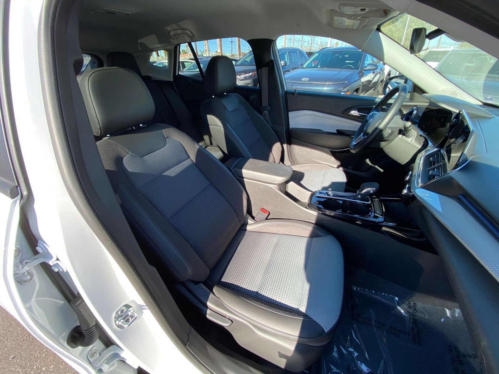 Used 2025 Chevrolet Trax LT w/ LT Convenience Package image 27