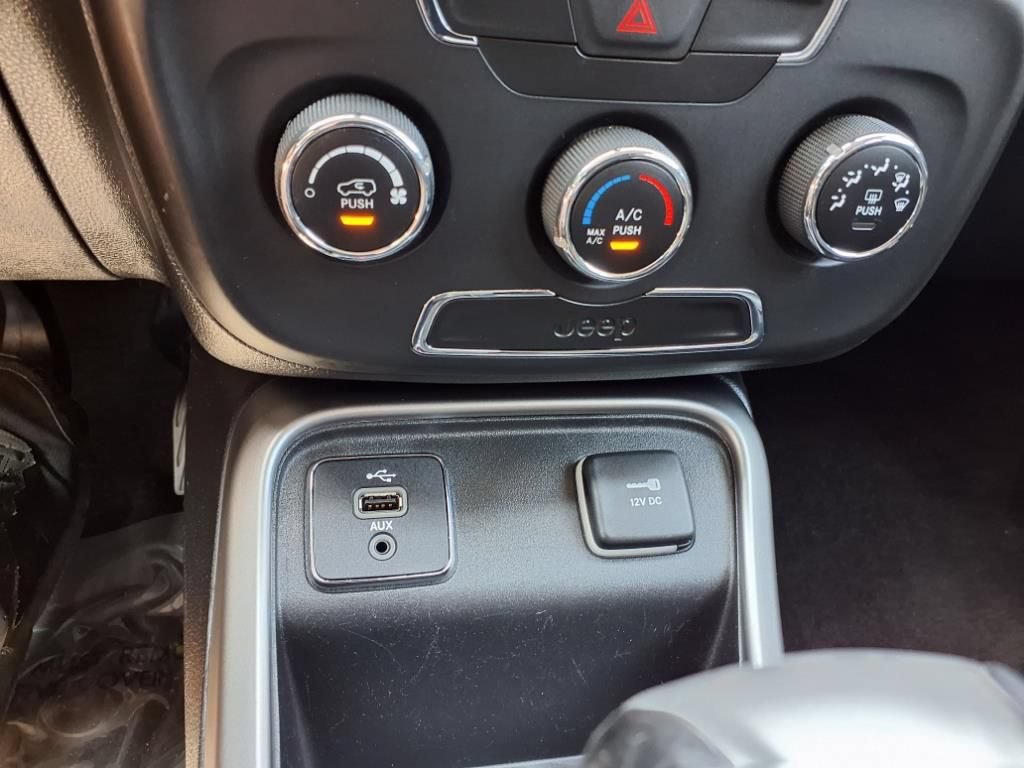 Used 2017 Jeep Compass Latitude FWD image 19