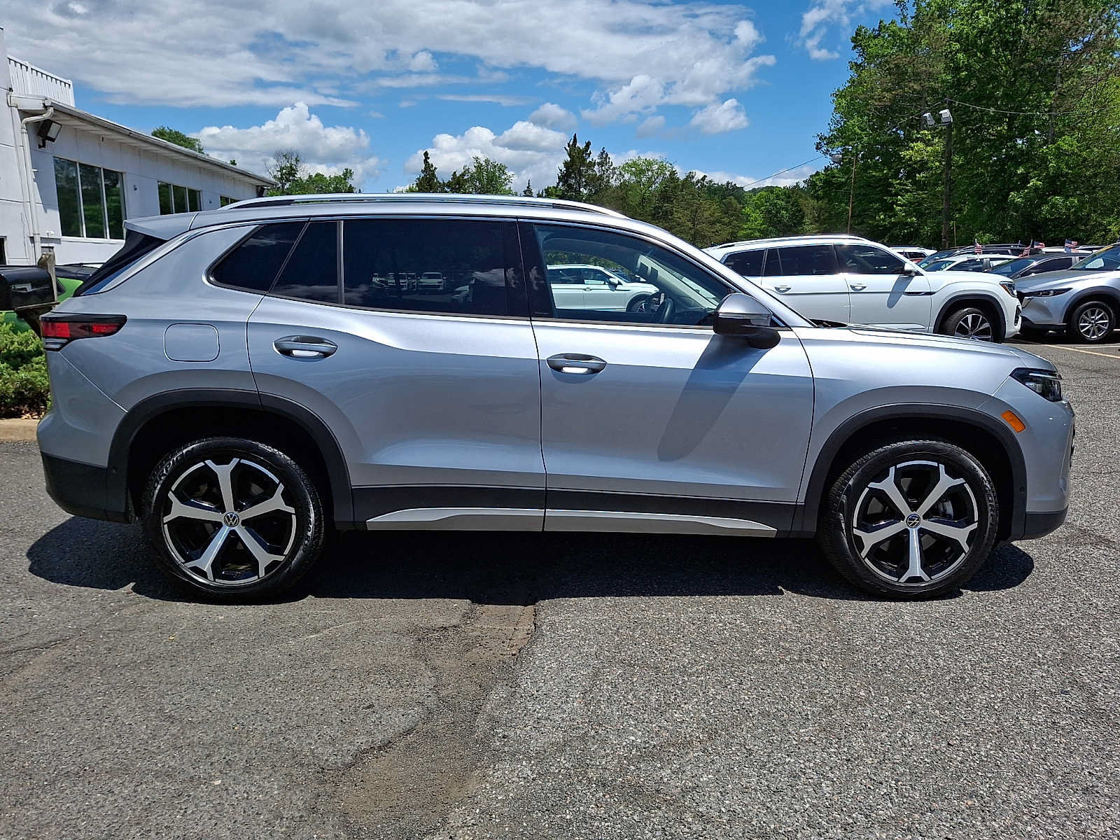 Used 2025 Volkswagen Tiguan SE w/ Panoramic Sunroof Package AWD/4WD image 6