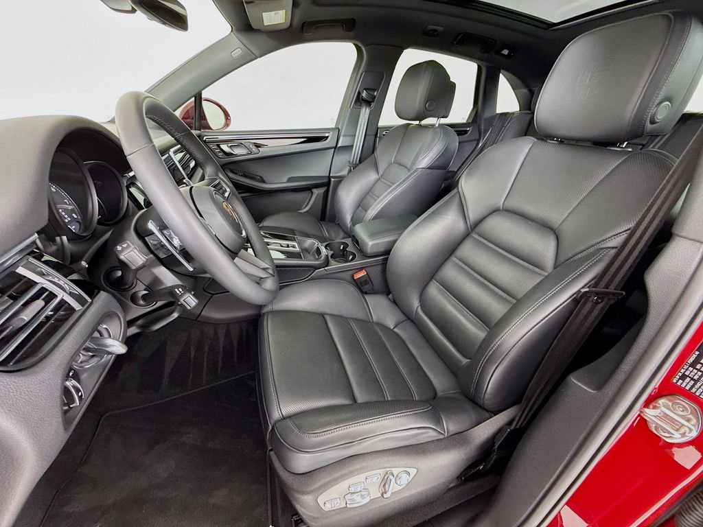 Certified 2025 Porsche Macan AWD/4WD image 5