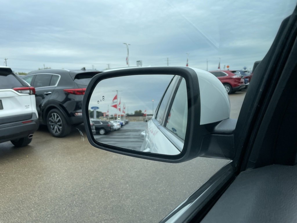 Used 2023 Ford Edge SEL image 39