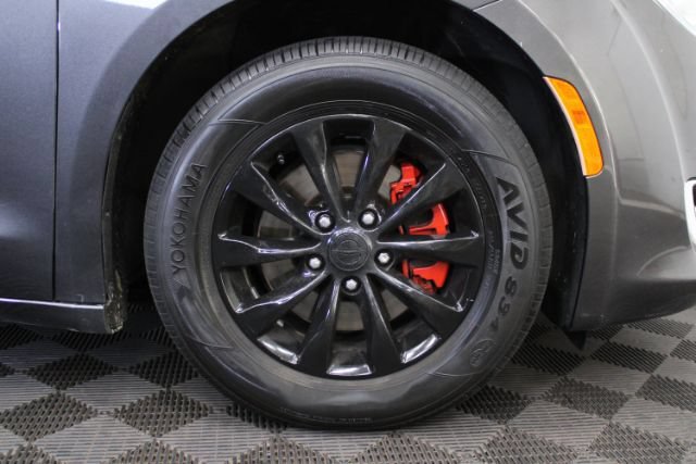 Used 2019 Chrysler Pacifica Touring-L FWD image 5