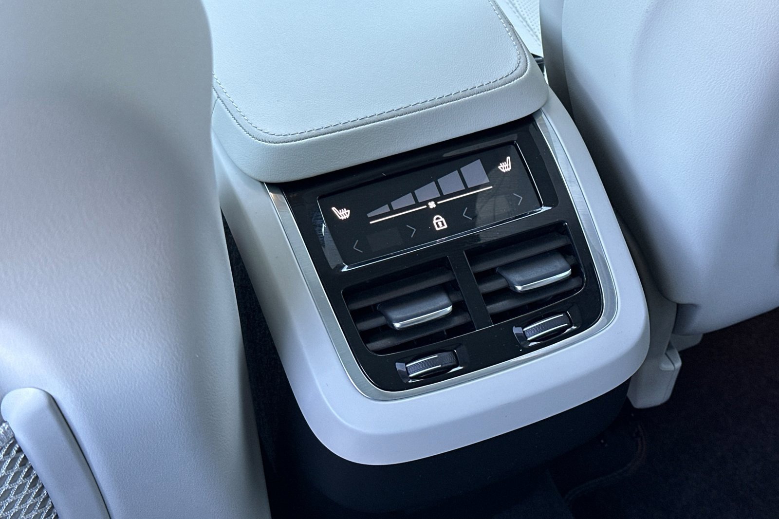 Used 2025 Volvo XC90 B6 Ultra image 13