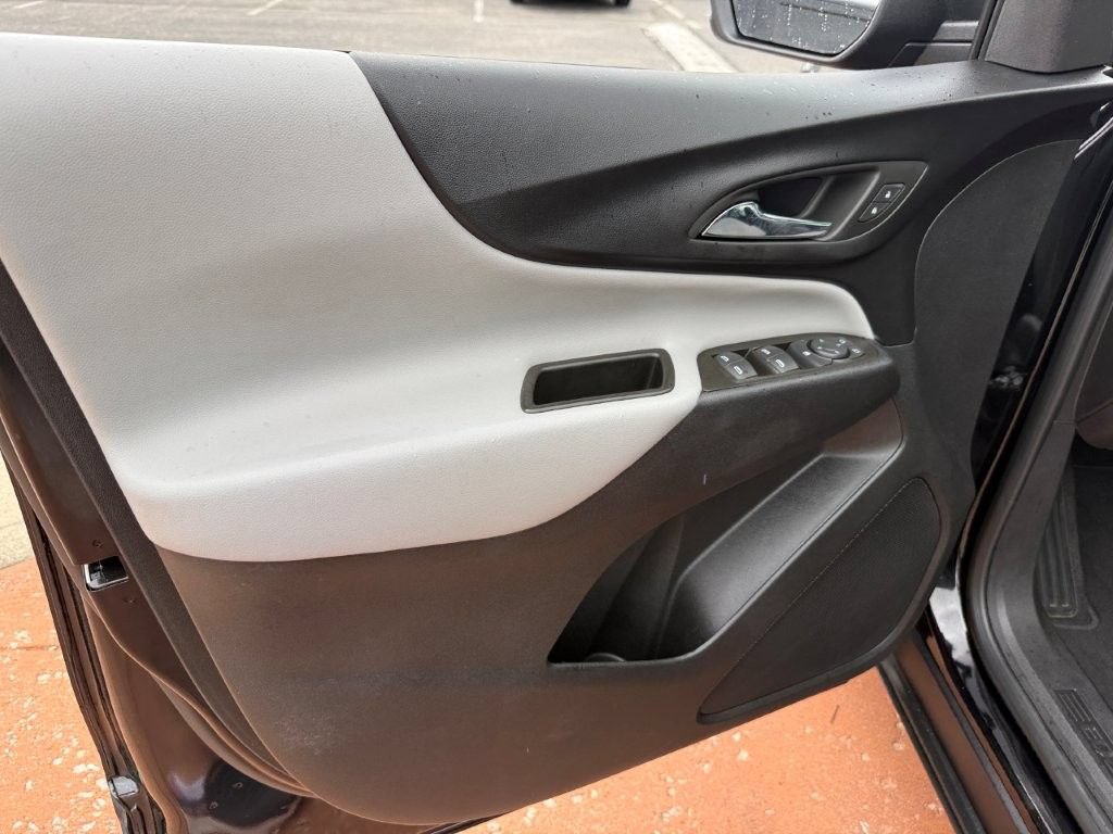 Used 2023 Chevrolet Equinox LS w/ LS Convenience Package FWD image 9
