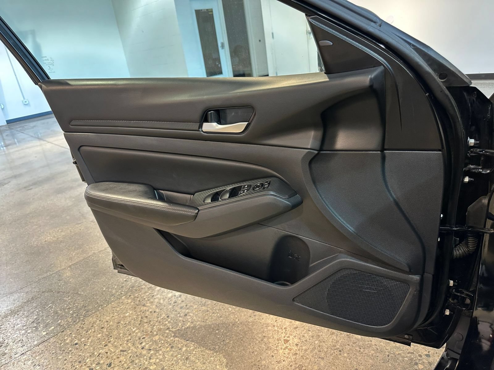 Used 2025 Nissan Altima 2.5 SV FWD image 18