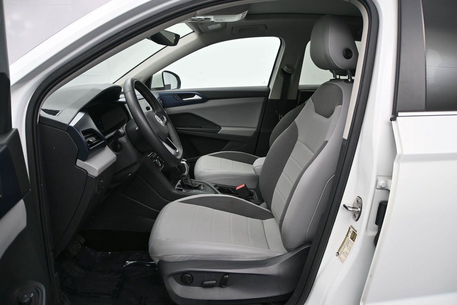 Used 2023 Volkswagen Taos SE w/ Panoramic Sunroof Package FWD image 8