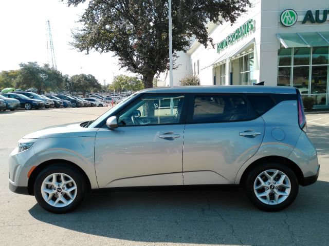 Used 2023 Kia Soul LX w/ LX Technology Package FWD image 10