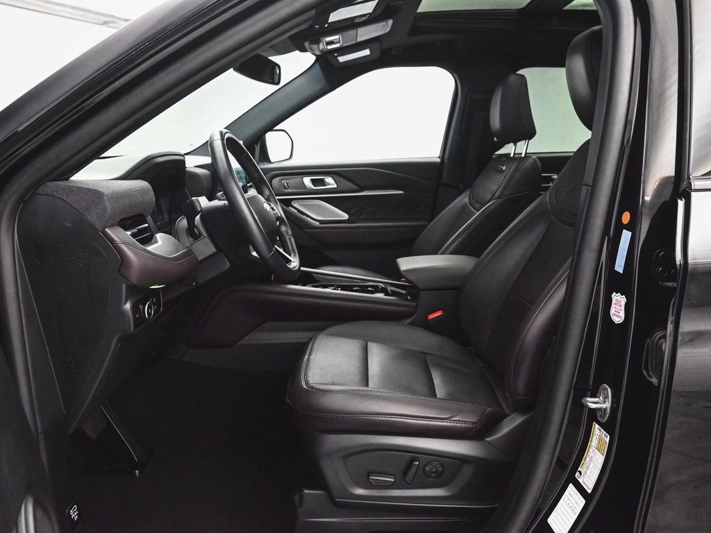 Used 2025 Ford Explorer Platinum w/ LUX Leather Package AWD/4WD image 31