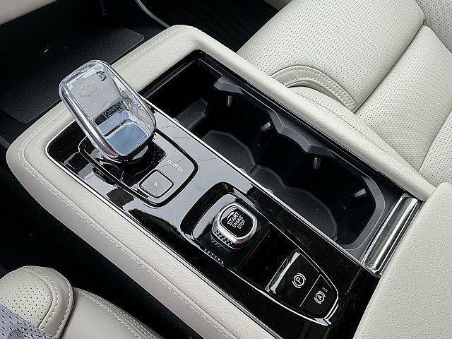 New 2026 Volvo XC90 T8 Ultra w/ Protection Package Premier AWD/4WD image 18
