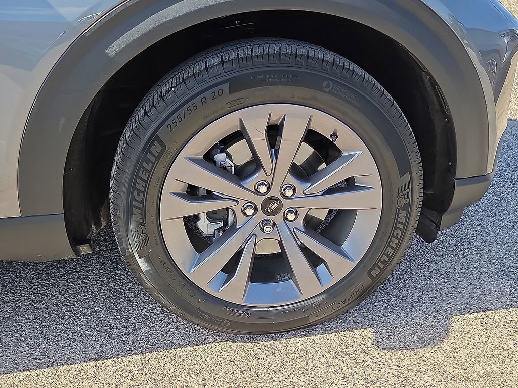 Used 2024 Ford Explorer XLT w/ Equipment Group 202A image 7