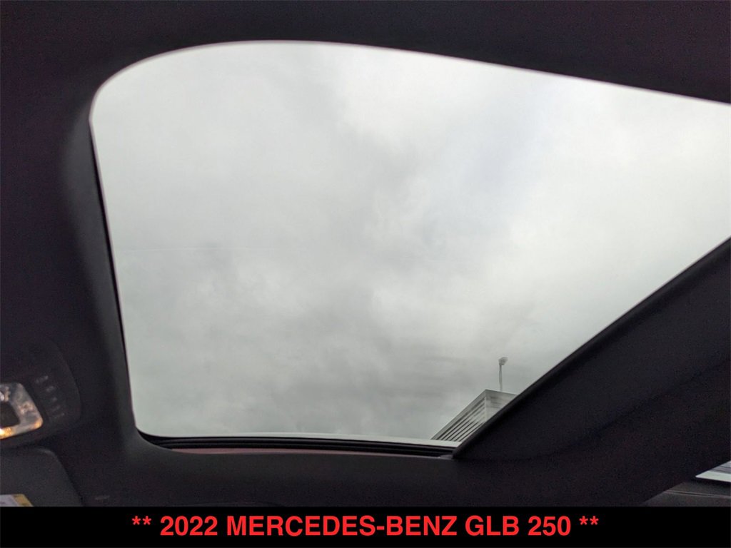 Used 2022 Mercedes-Benz GLB 250 4MATIC image 2