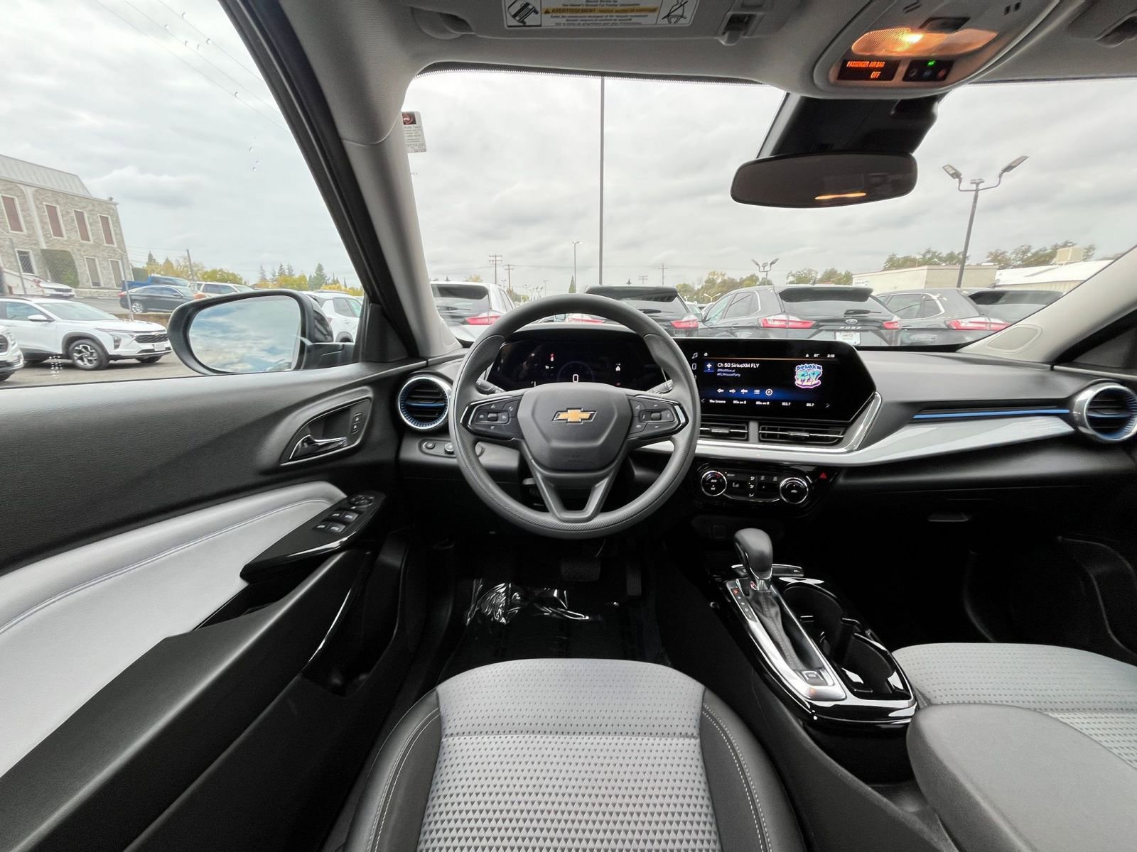 Used 2025 Chevrolet Trax LT image 32