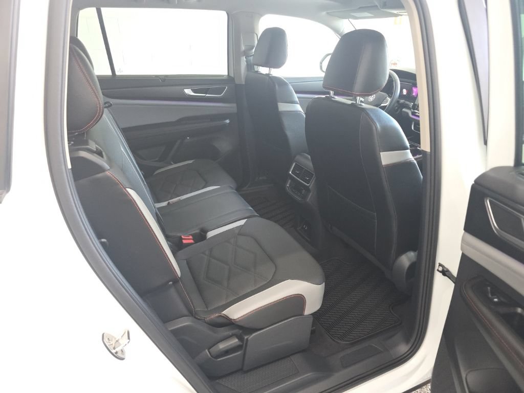 Certified 2024 Volkswagen Atlas Peak Edition SE AWD/4WD image 12