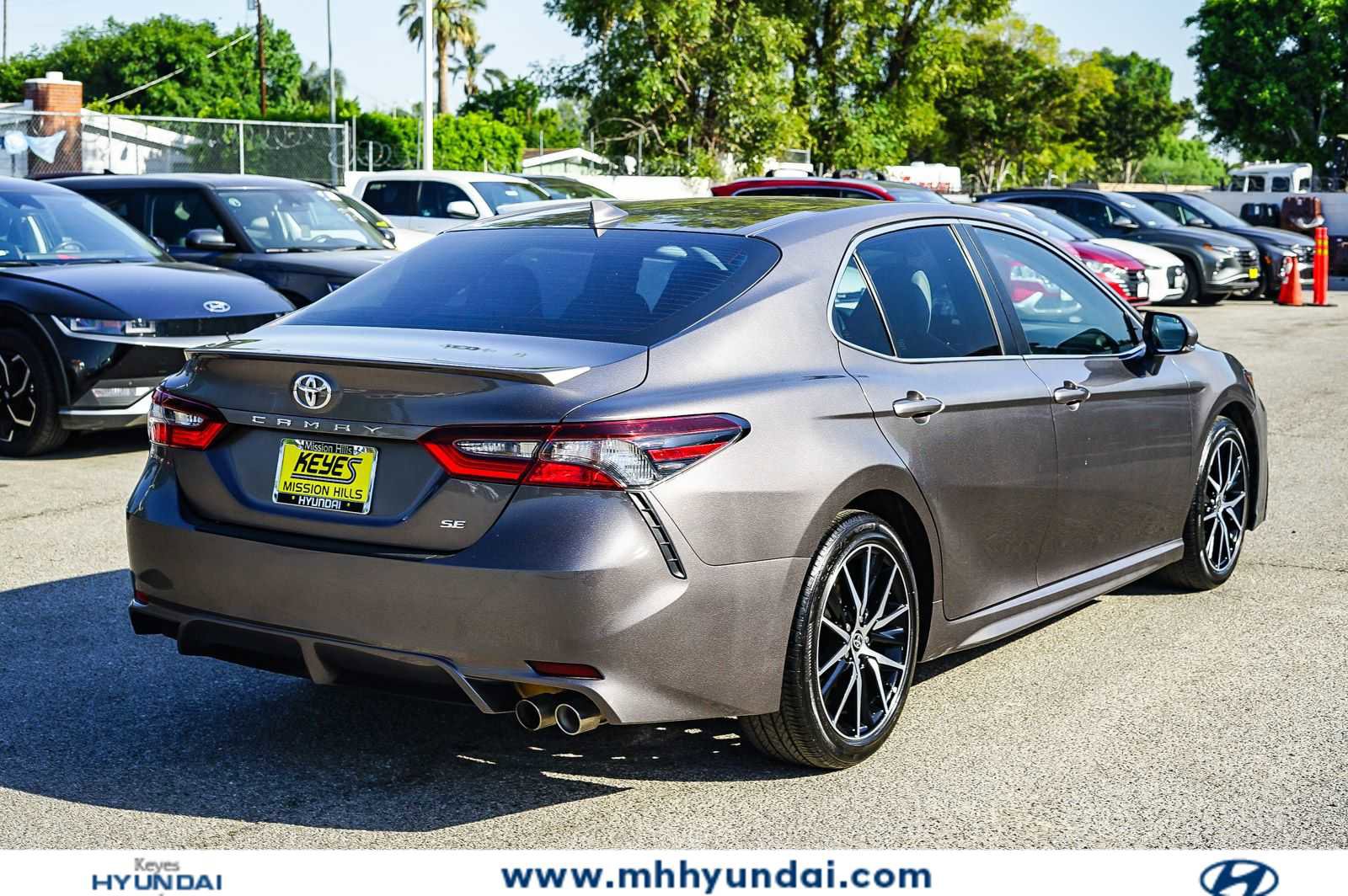 Used 2023 Toyota Camry SE FWD image 4