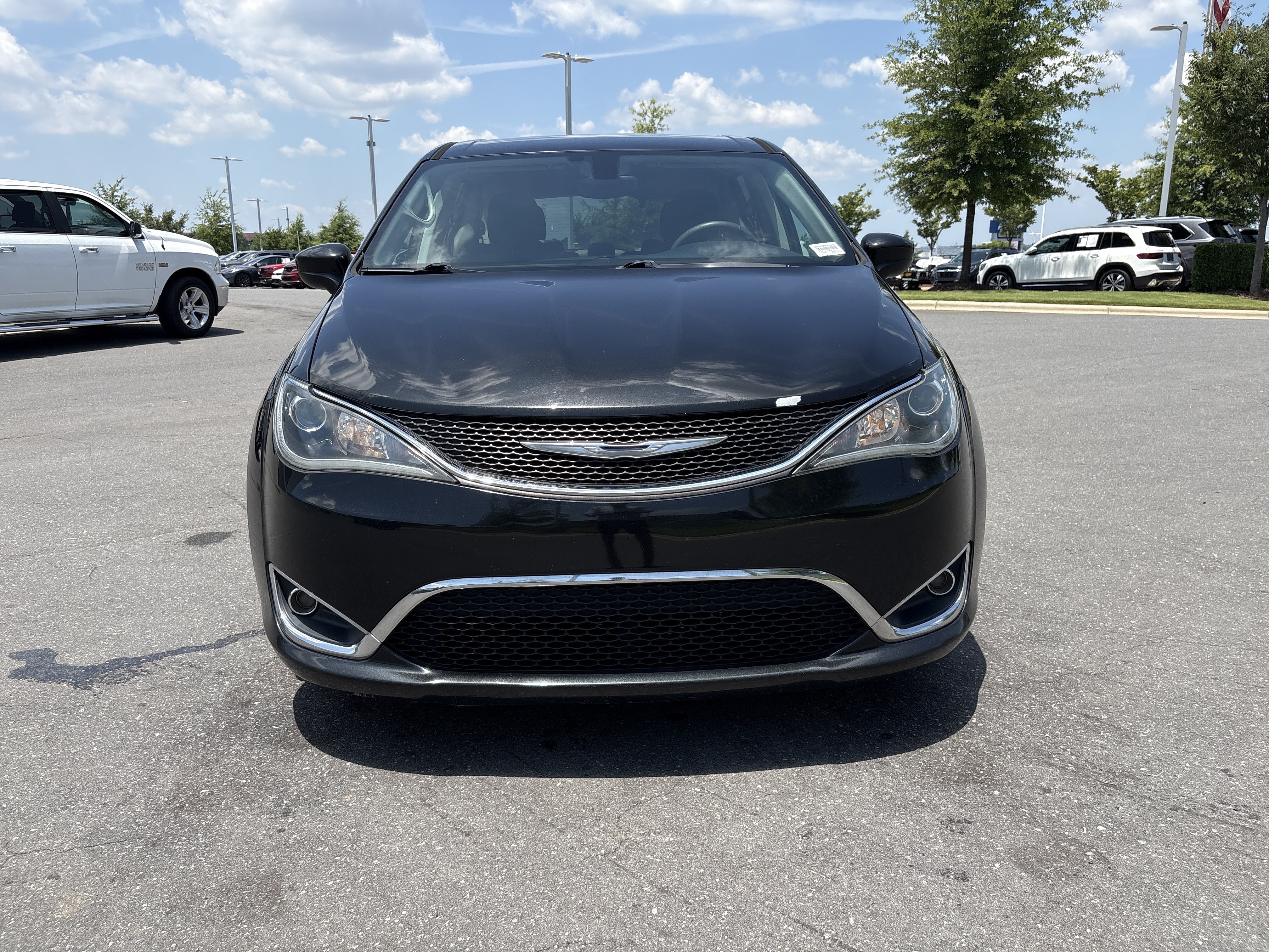 Used 2017 Chrysler Pacifica Touring Plus w/ Tire & Wheel Group FWD image 3