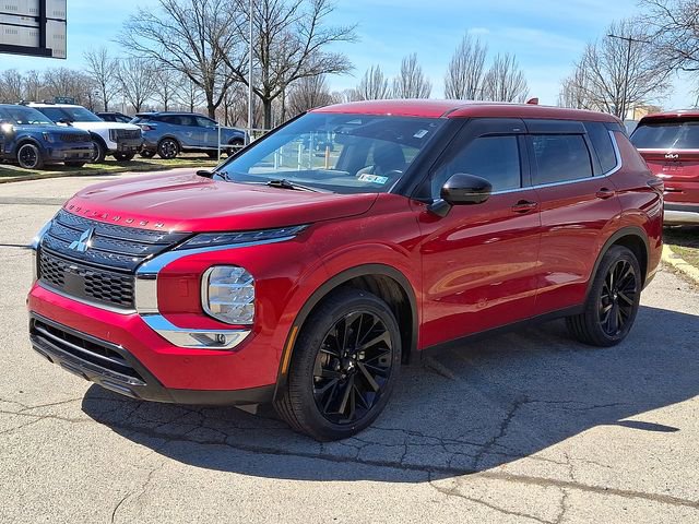 Used 2023 Mitsubishi Outlander SE Black Edition image 3