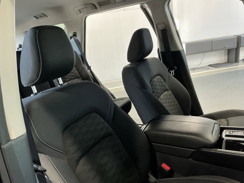 Used 2025 Nissan Pathfinder SV image 19