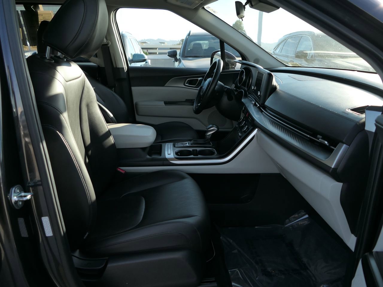 Used 2023 Kia Carnival LX image 28