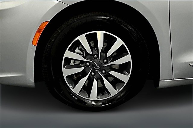Used 2023 Chrysler Pacifica Limited image 31
