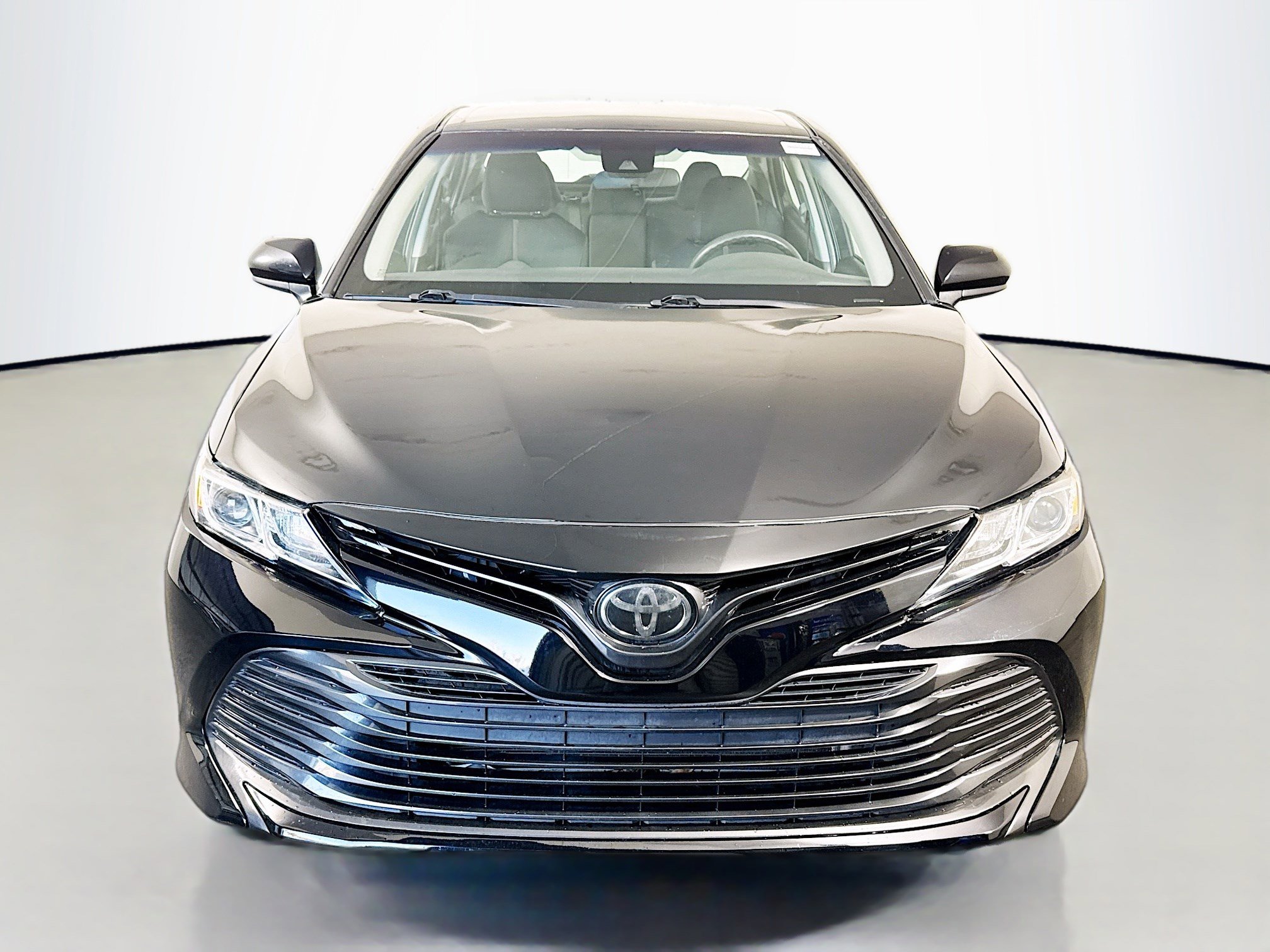 Used 2018 Toyota Camry LE image 2