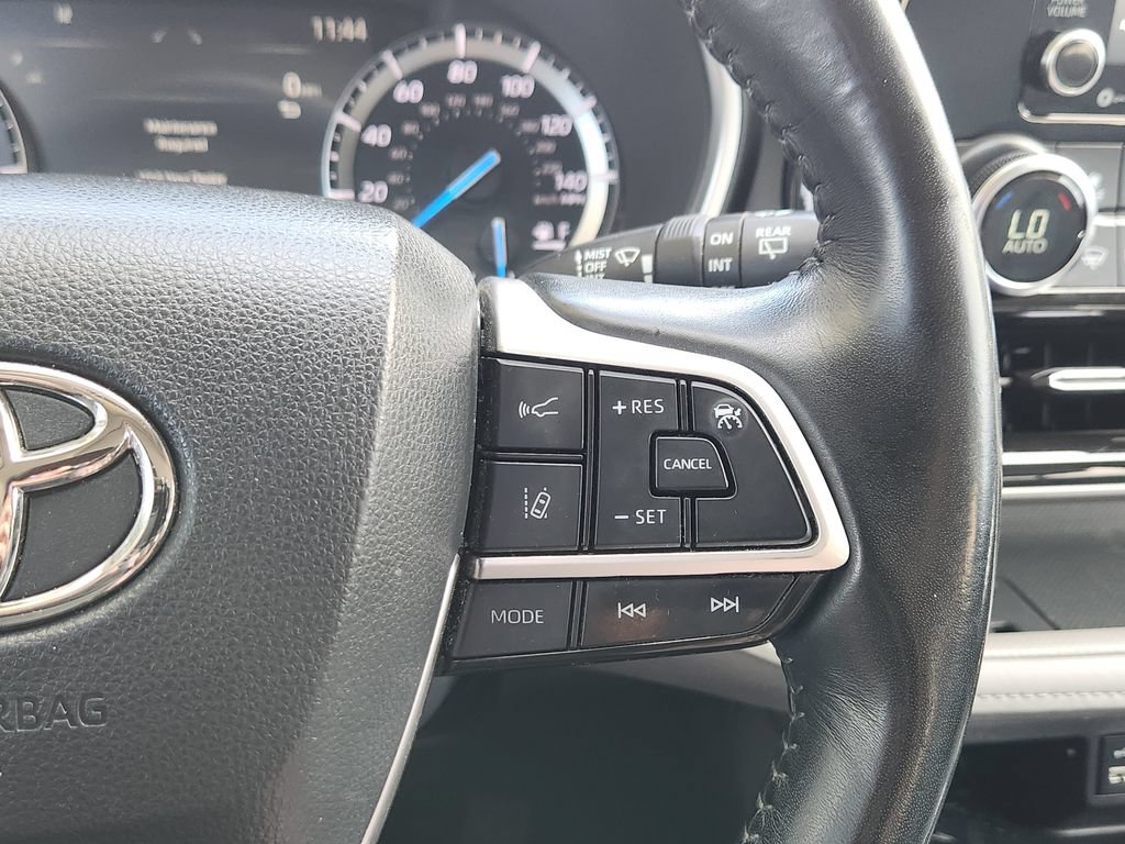 Used 2022 Toyota Highlander XLE AWD/4WD image 17
