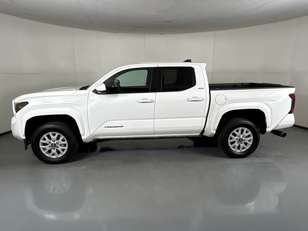 Used 2025 Toyota Tacoma SR5 AWD/4WD image 5