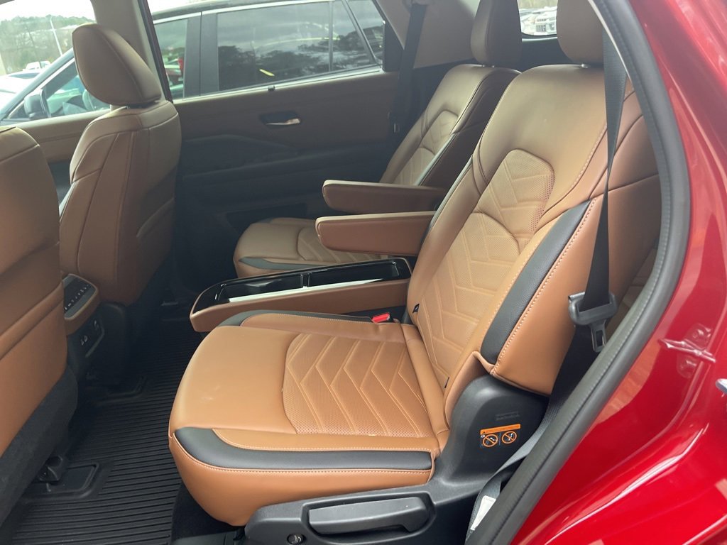 Used 2025 Nissan Pathfinder Platinum image 8