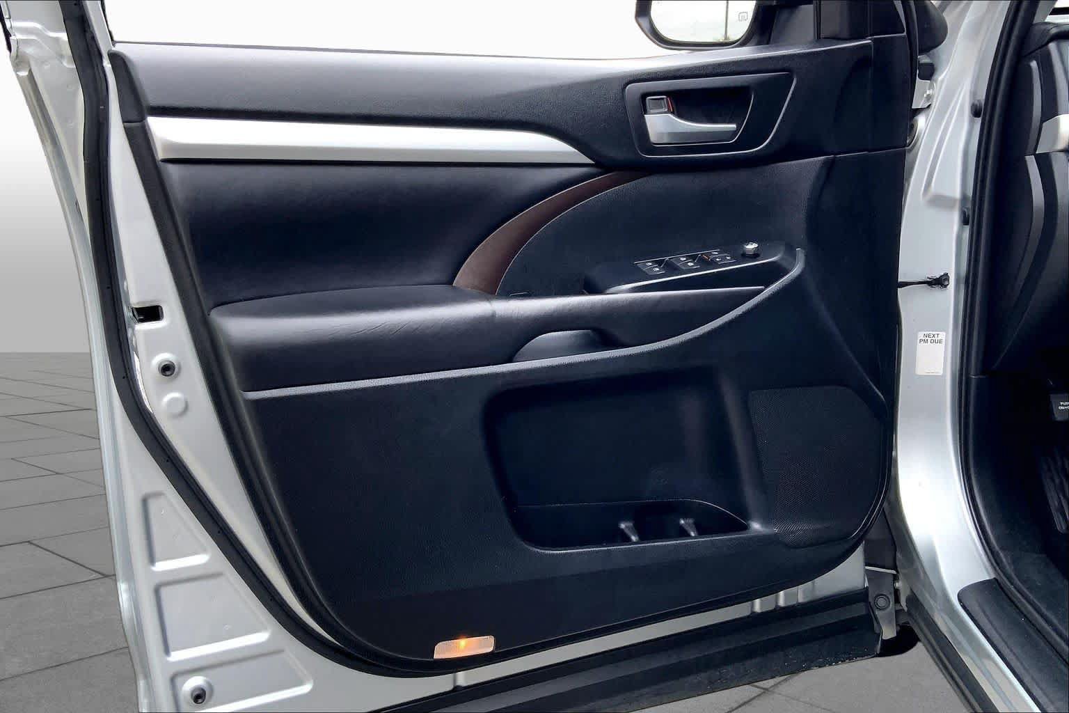 Used 2019 Toyota Highlander XLE FWD image 22