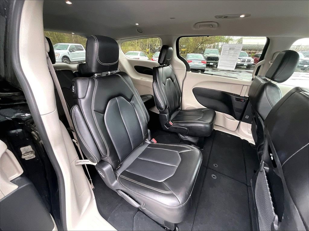 Used 2023 Chrysler Pacifica Touring-L FWD image 20