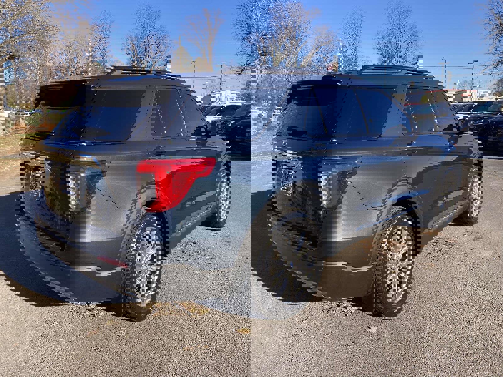 Used 2022 Ford Explorer XLT w/ Equipment Group 202A image 3