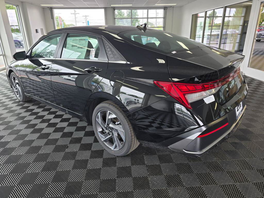 New 2026 Hyundai Elantra Limited FWD image 5