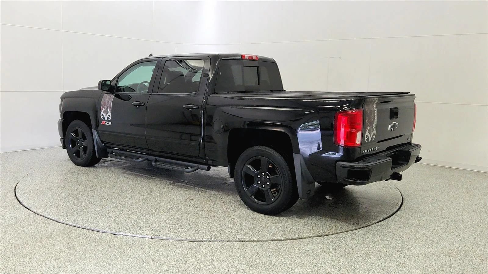 Used 2017 Chevrolet Silverado 1500 LTZ Z71 w/ Realtree Edition AWD/4WD image 5