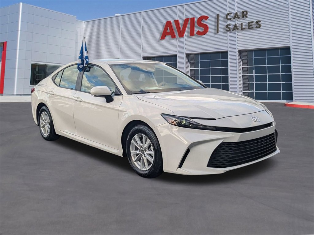 Used 2025 Toyota Camry LE image 3