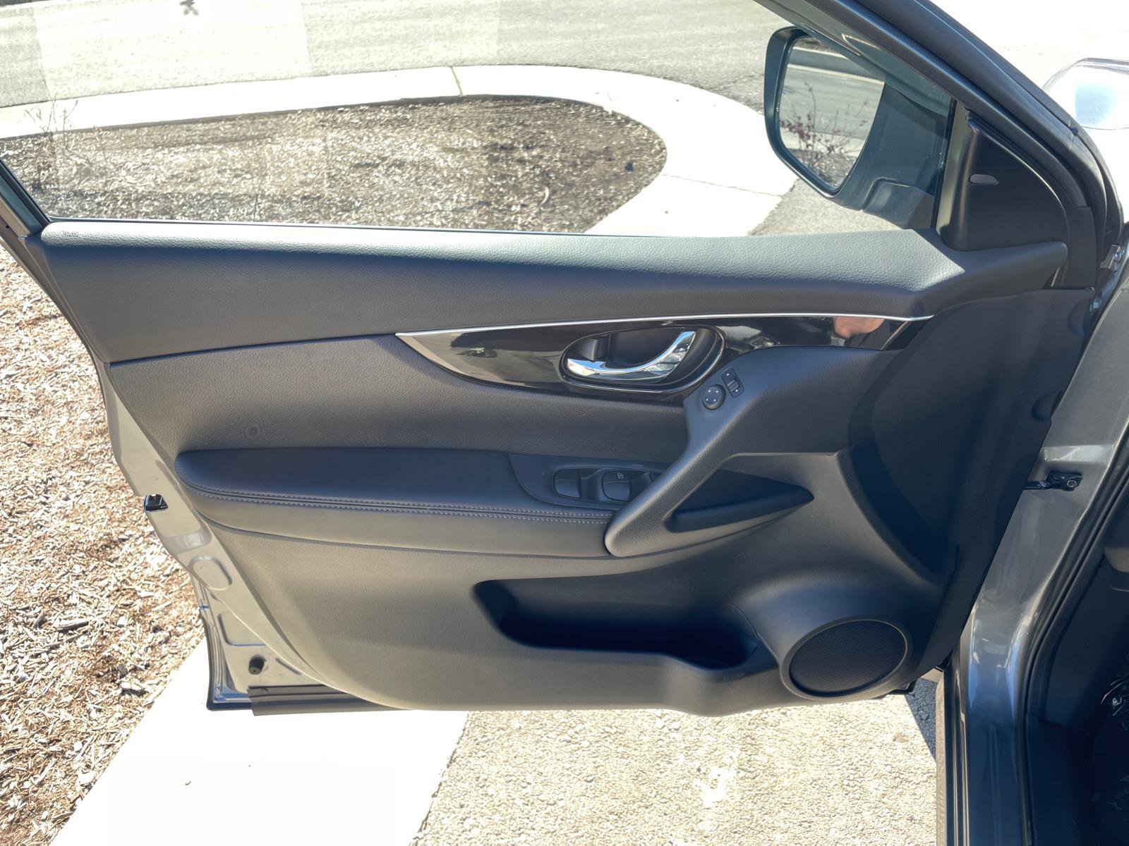 Used 2018 Nissan Rogue Sport SL image 16