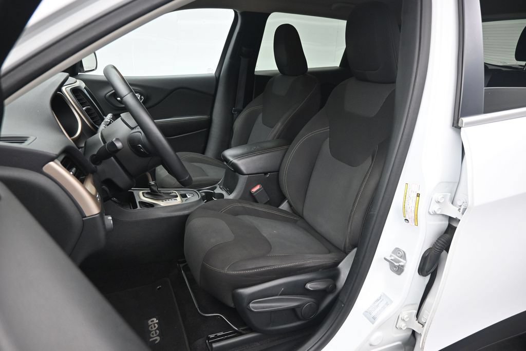 Used 2017 Jeep Cherokee Latitude FWD image 16