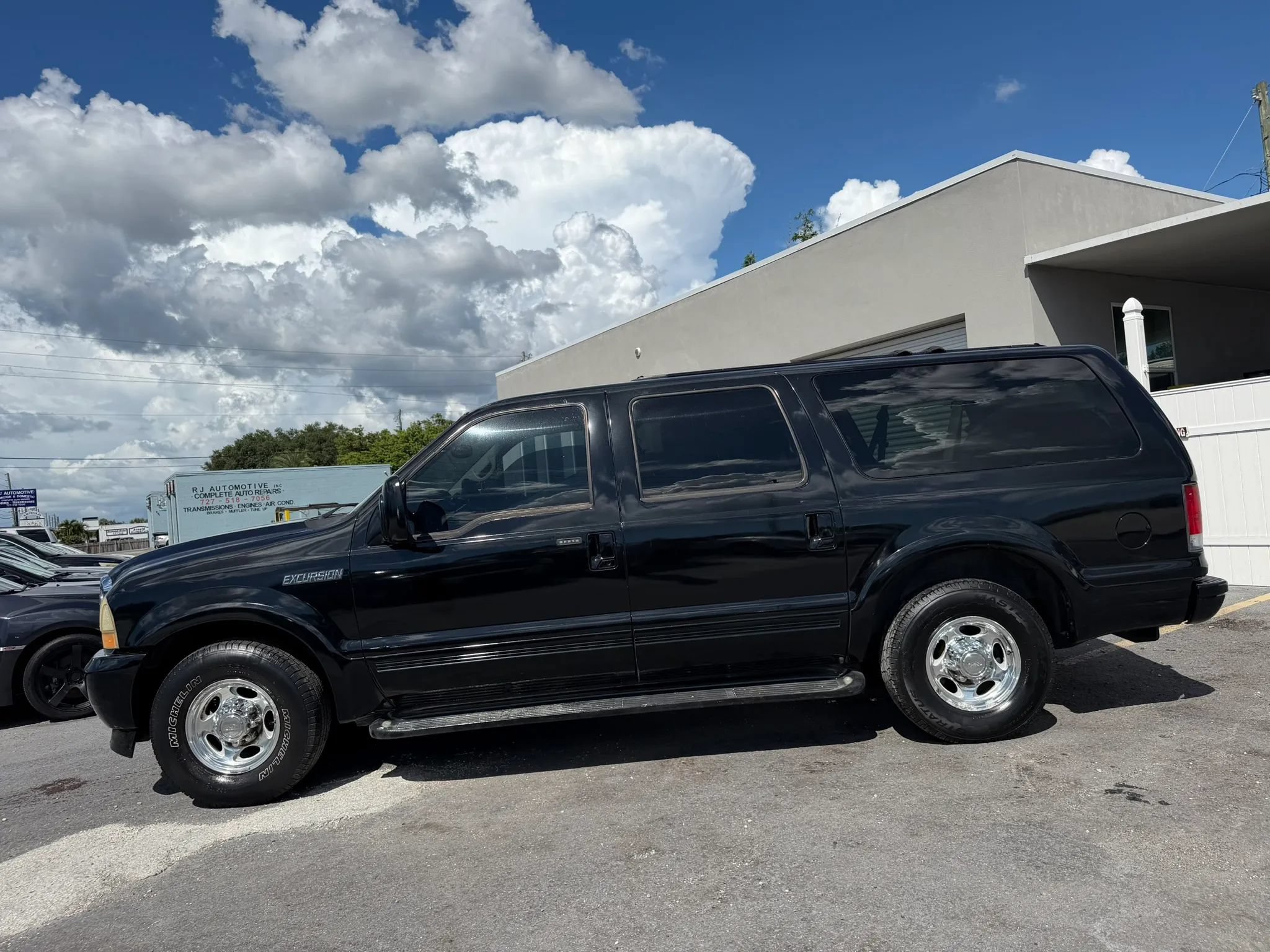 Used 2001 Ford Excursion Limited RWD image 2