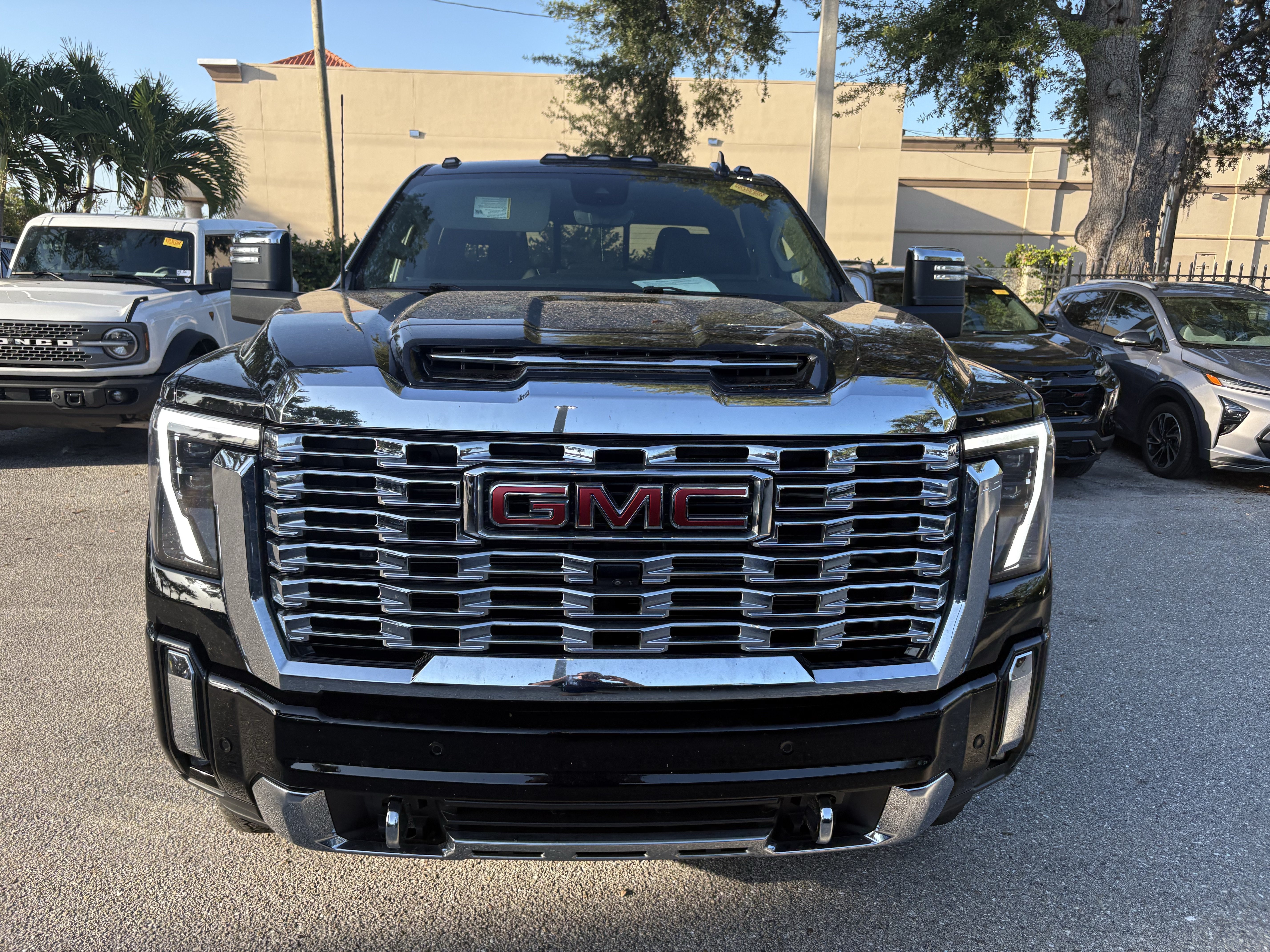 Used 2025 GMC Sierra 2500 Denali w/ Denali Reserve Package AWD/4WD image 2